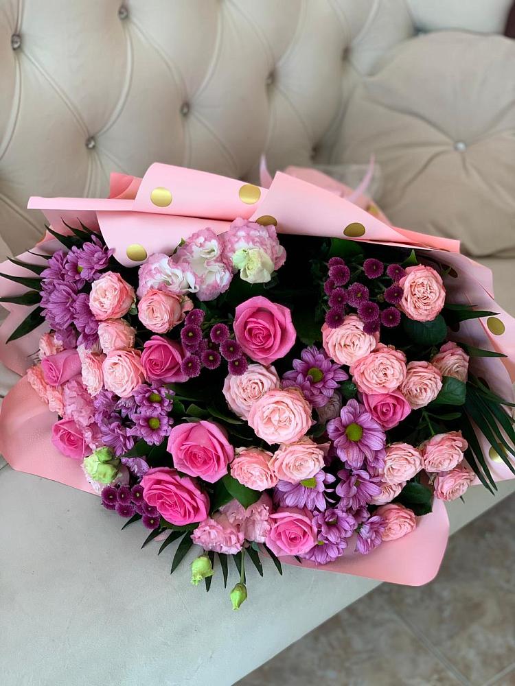 Букет цветов из: Хризантемы, Розы и Лизиантусы в Зеленодольске