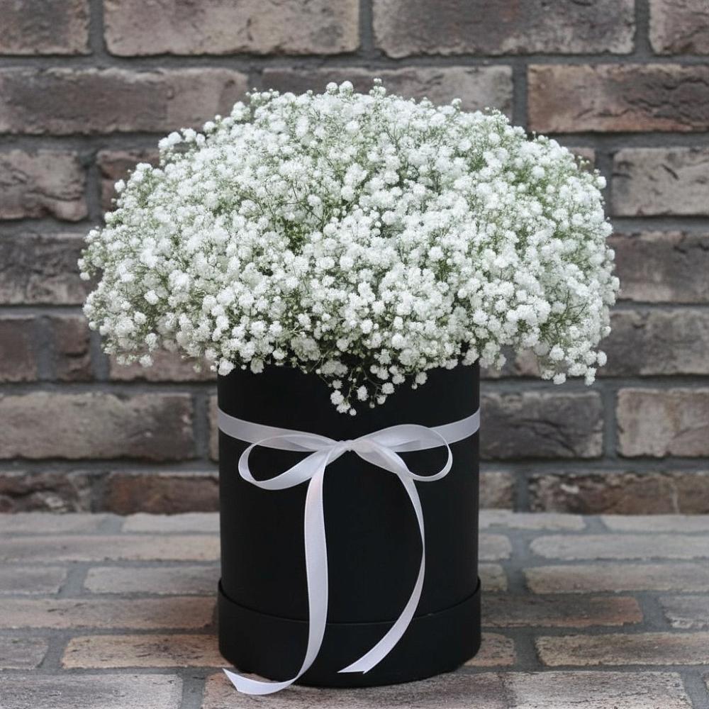 Цветочная композиция из Гипсофила в шляпной коробке в Зеленодольске