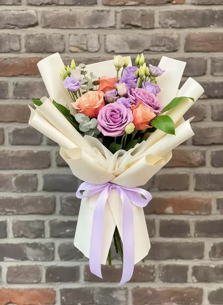 Букет цветов из: Лизиантусы и Розы в Зеленодольске