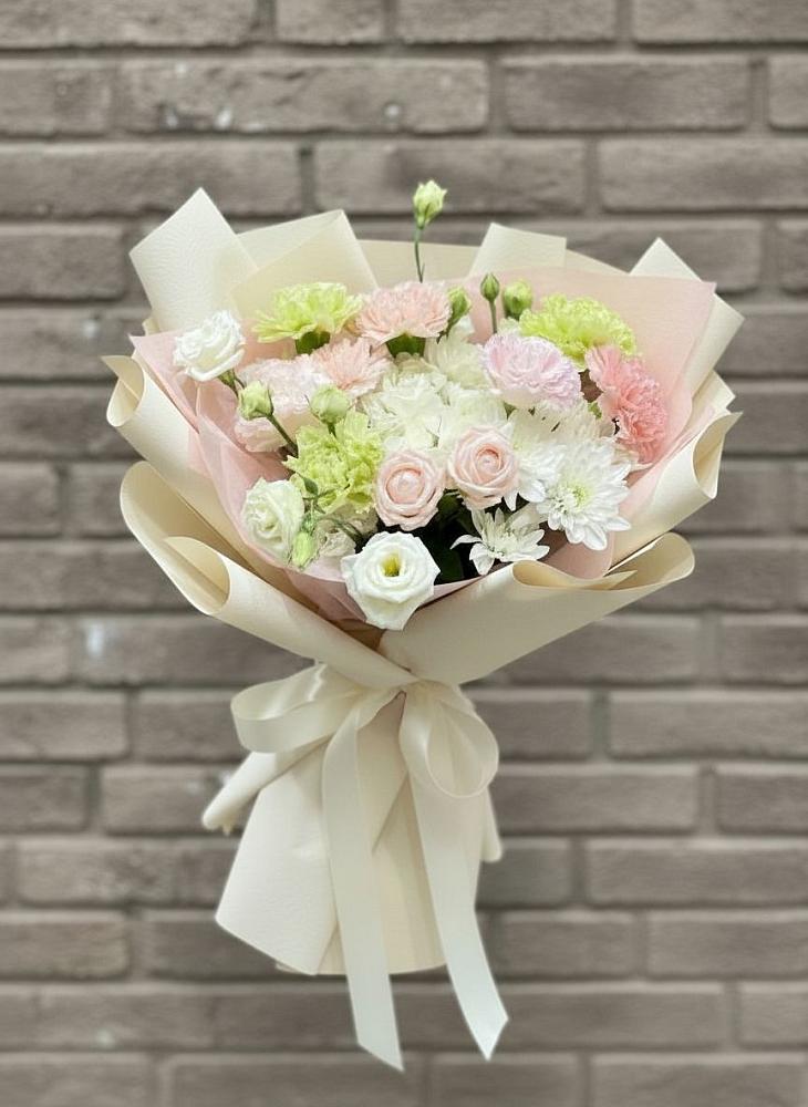 Букет цветов из: Гвоздики, Розы, Лизиантусы и Хризантемы в Зеленодольске