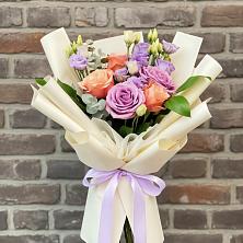 Букет цветов из:  Лизиантусы и Розы в Зеленодольске