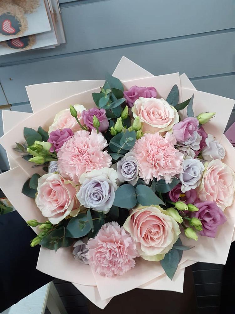 Букет цветов из: Розы, Гвоздики и Лизиантусы в Зеленодольске