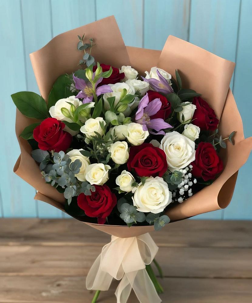 Букет цветов из: Розы и Альстромерии в Зеленодольске