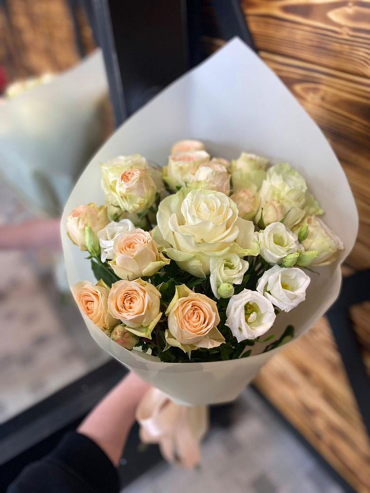 Букет цветов из: Розы и Лизиантусы в Зеленодольске