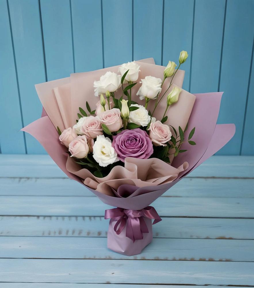 Букет цветов из: Розы и Лизиантусы в Зеленодольске